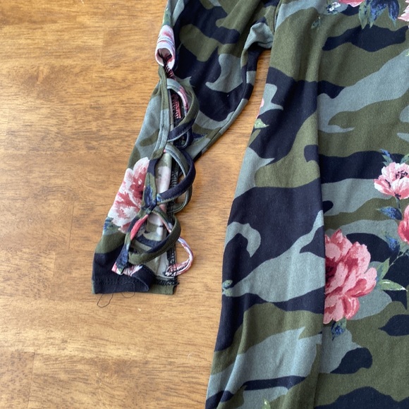 Camouflage floral top - Picture 2 of 4
